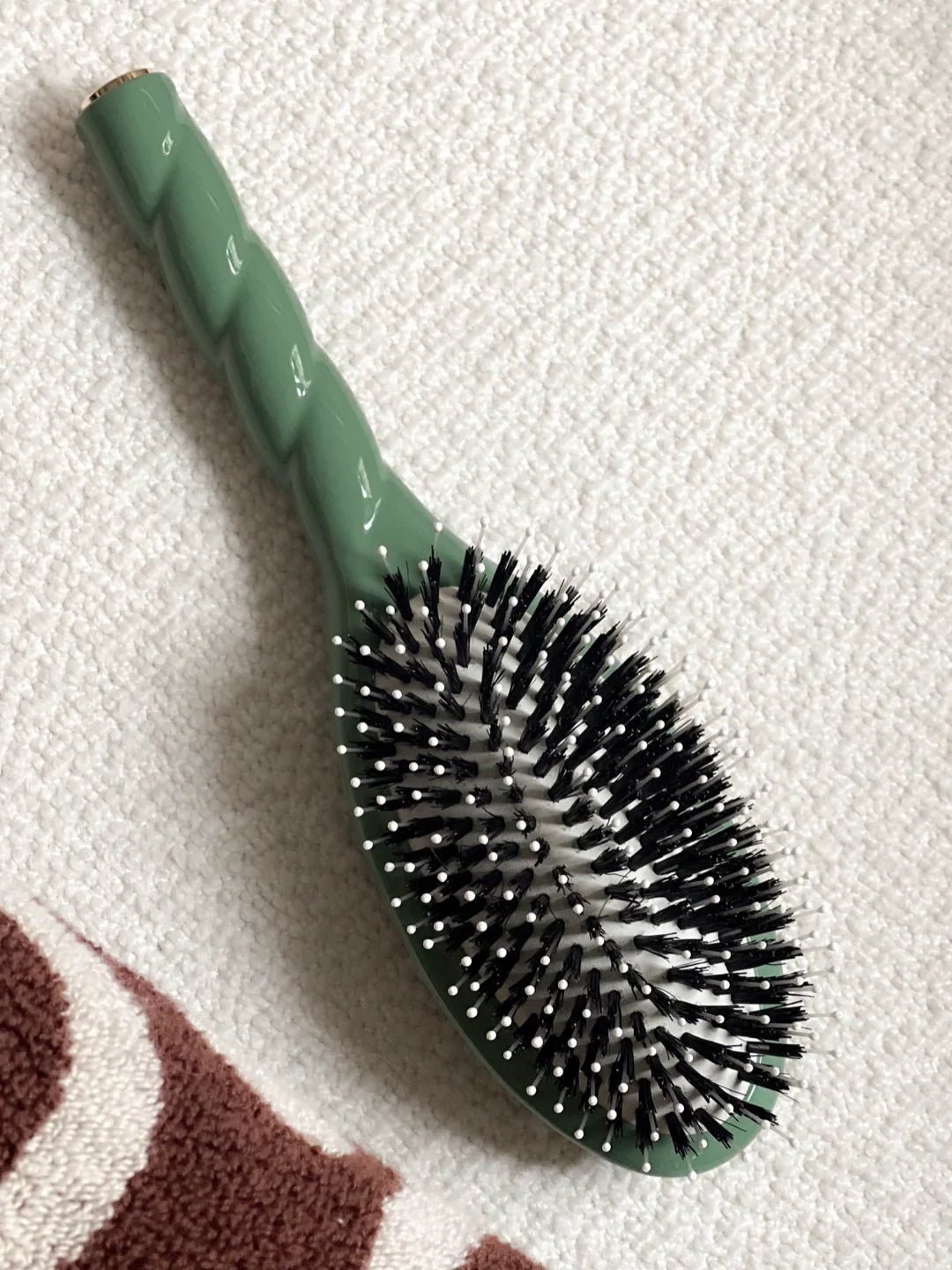 Brosse à cheveux N°3 L’INDISPENSABLE - Vert Amande - Maison Caldeira