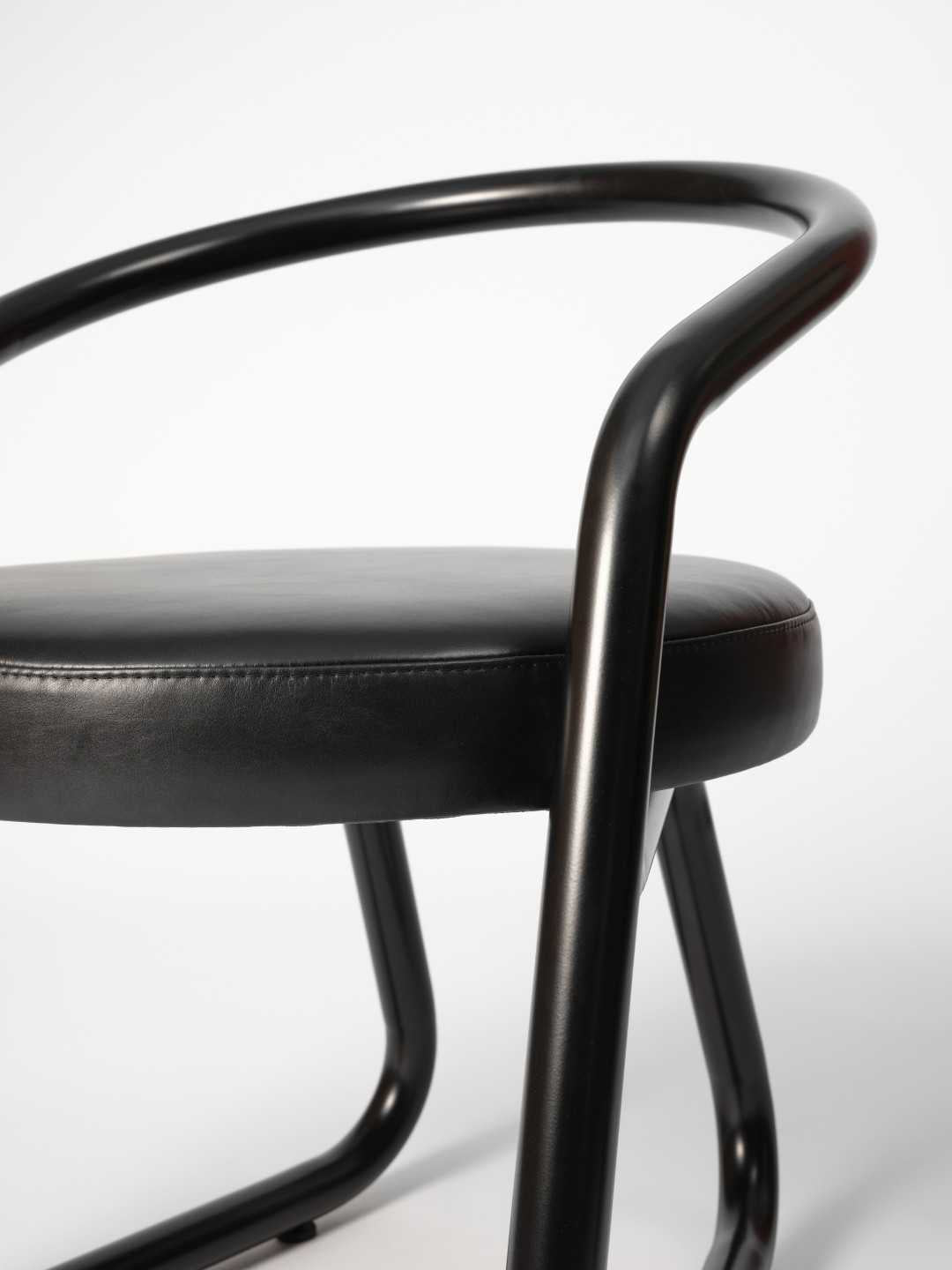 Chaise consul - Acier laqué noir et cuir noir - Axel Chay - Design Contemporain - Maison Caldeira