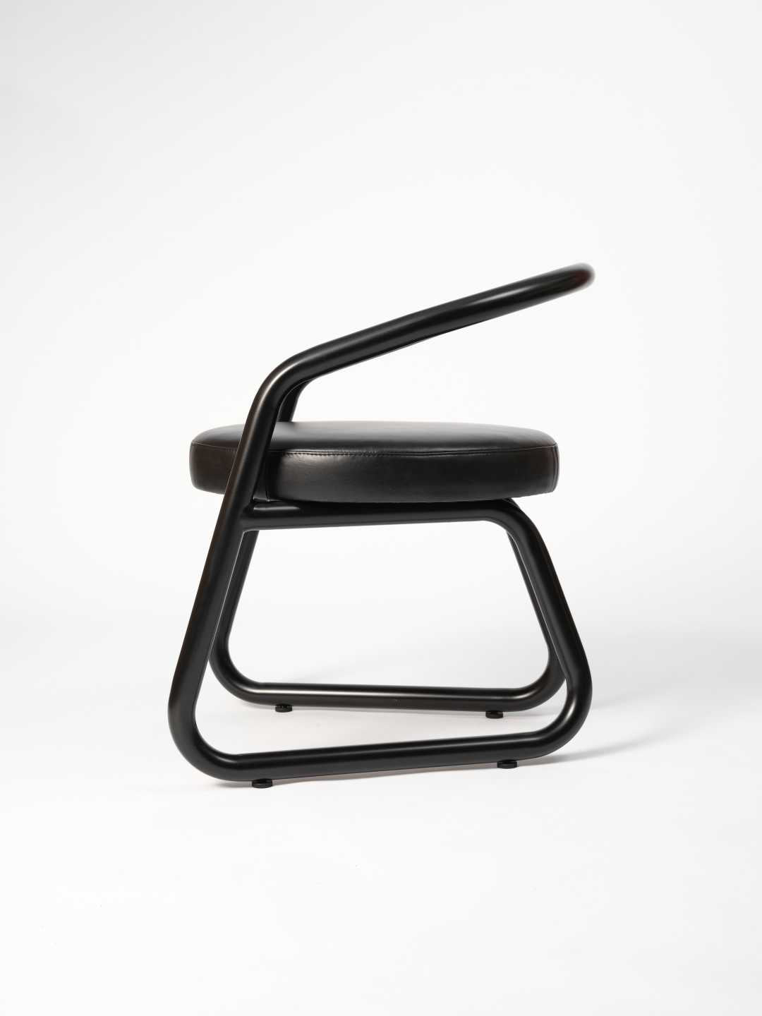 Chaise consul - Acier laqué noir et cuir noir - Axel Chay - Design Contemporain - Maison Caldeira