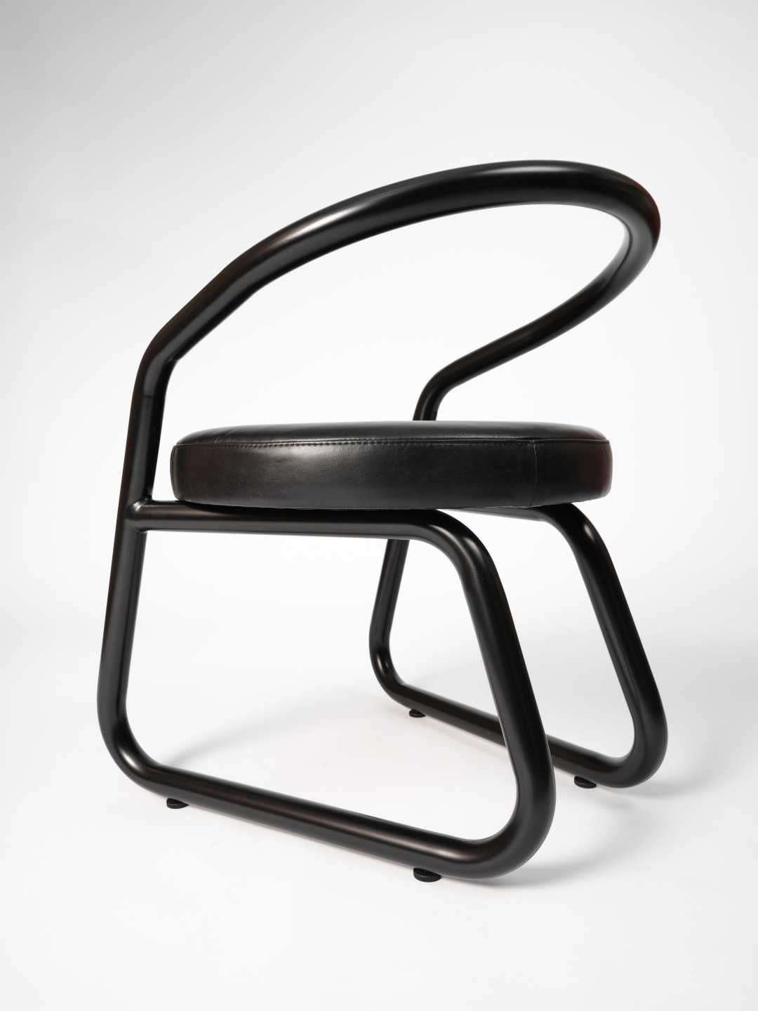 Chaise consul - Acier laqué noir et cuir noir - Axel Chay - Design Contemporain - Maison Caldeira