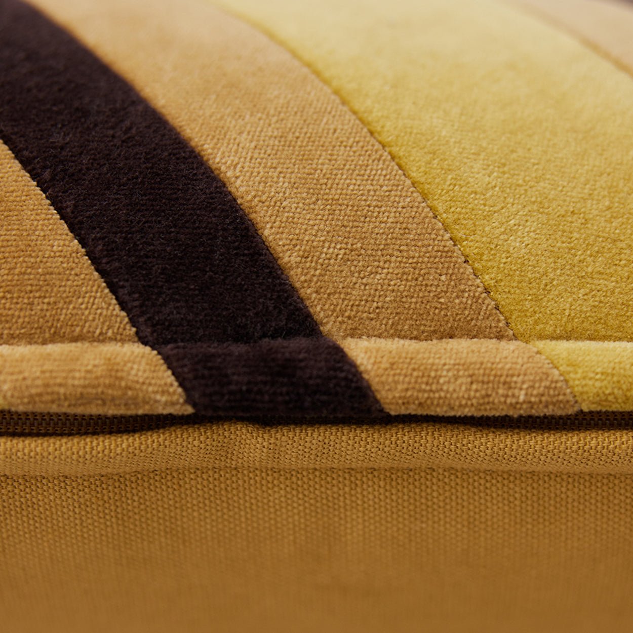 Coussin en velours rayé - Maison Caldeira