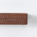 Étagère murale Amarante - Noyer sculpté - Maison Caldeira