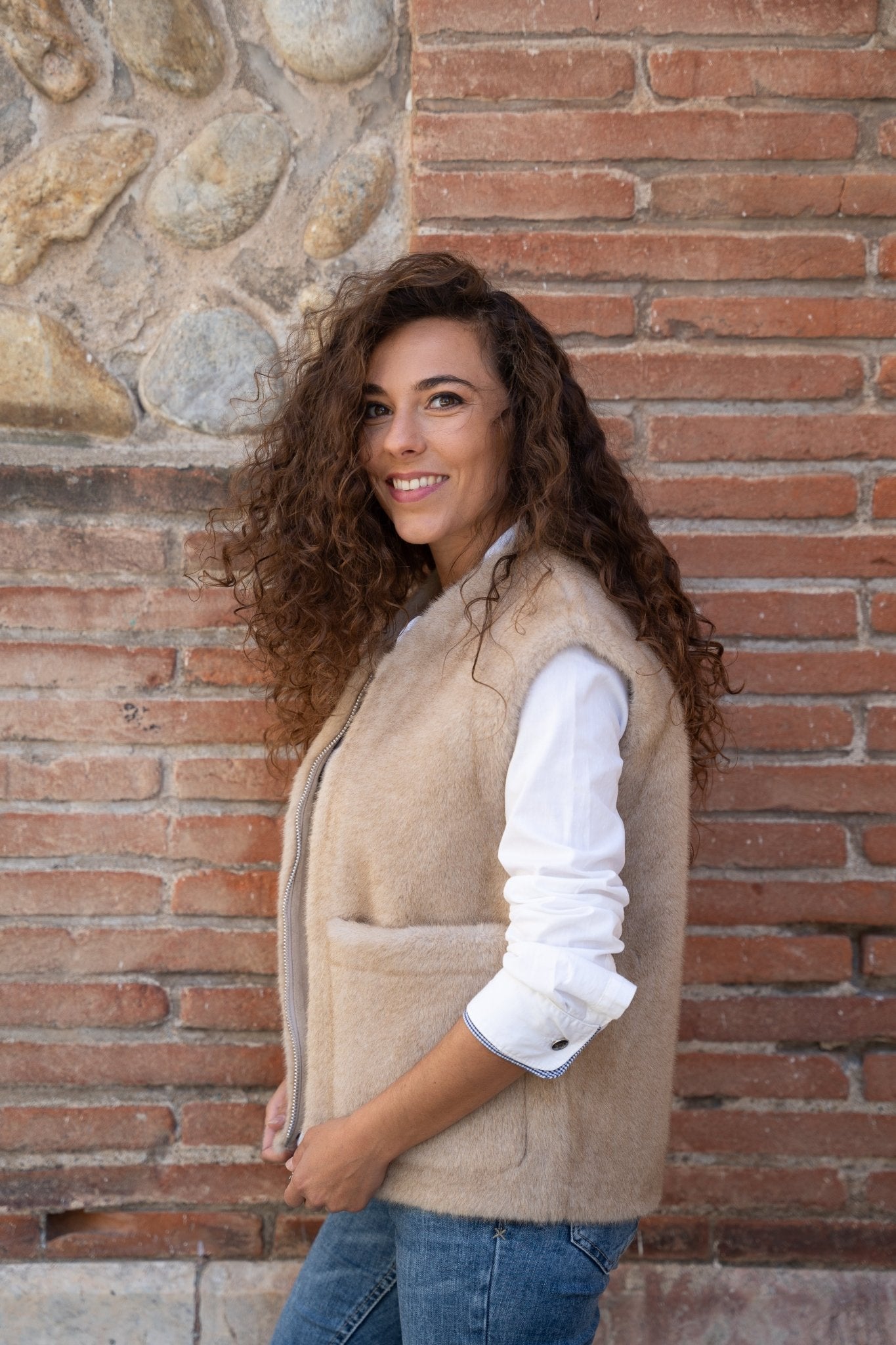 Gilet sans manches en fausse fourrure beige - Poland - Maison Caldeira