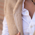 Gilet sans manches en fausse fourrure beige - Poland - Maison Caldeira