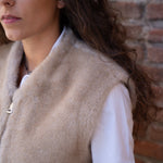 Gilet sans manches en fausse fourrure beige - Poland - Maison Caldeira