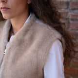 Gilet sans manches en fausse fourrure beige - Poland - Maison Caldeira