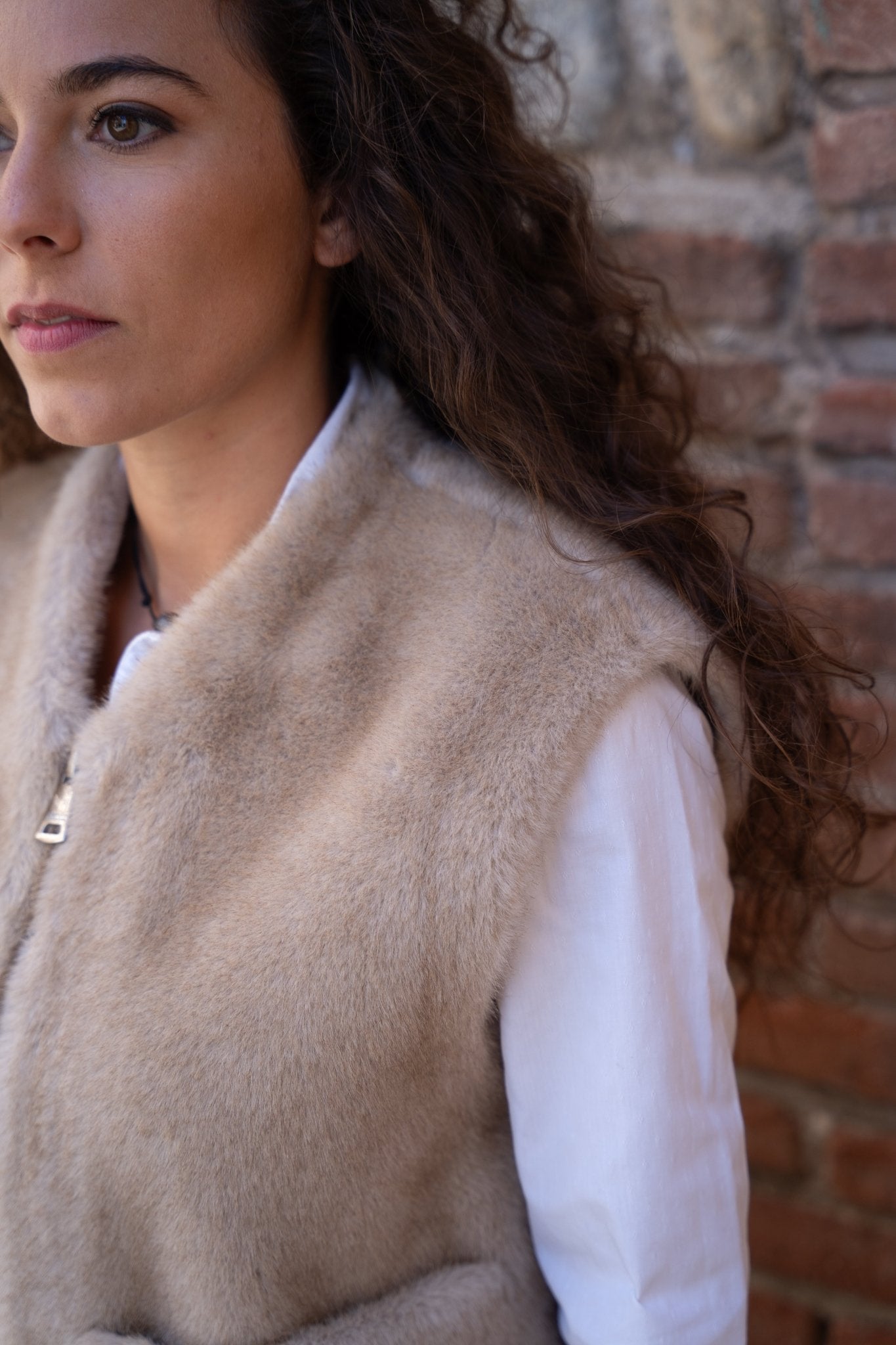 Gilet sans manches en fausse fourrure beige - Poland - Maison Caldeira