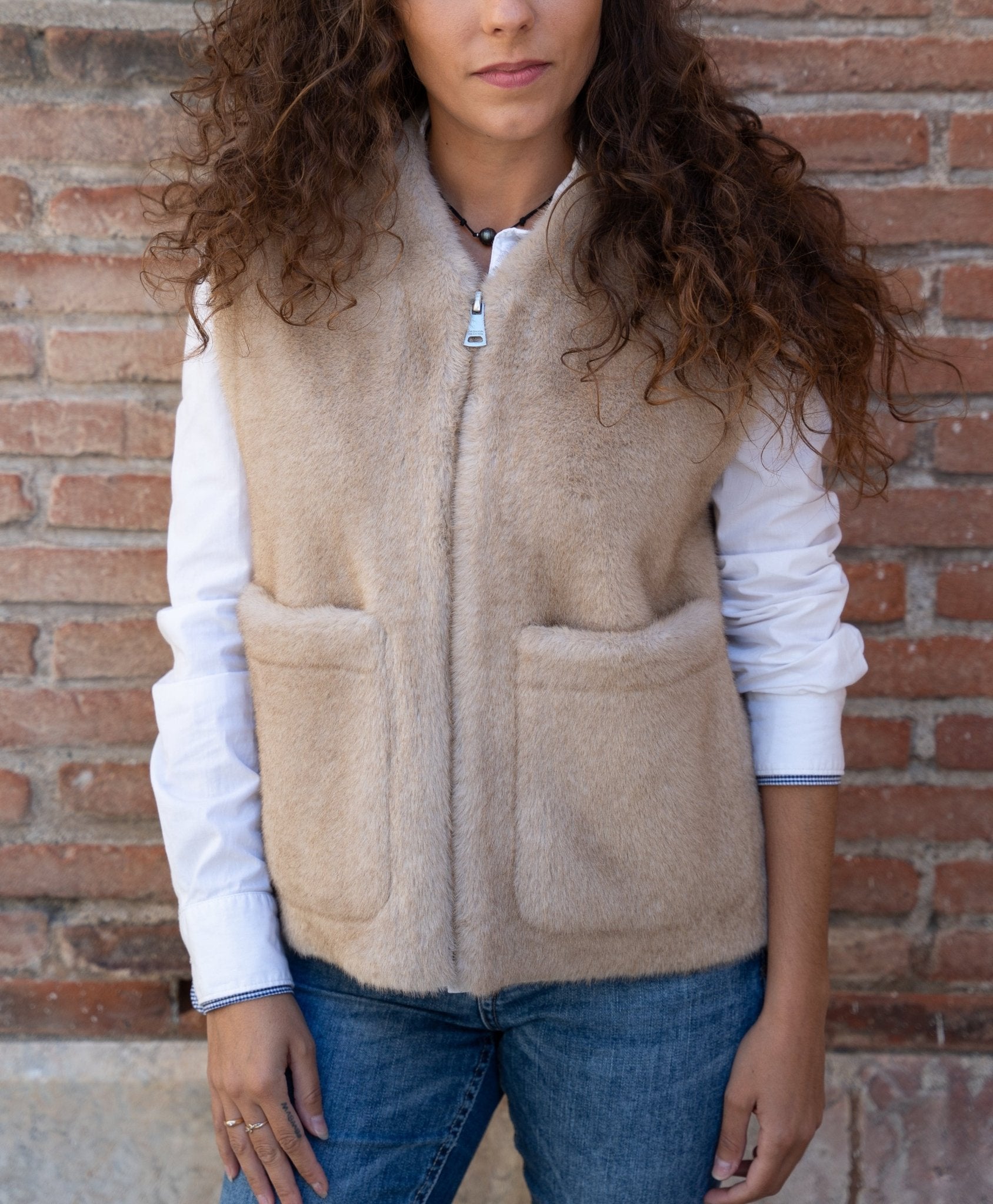 Gilet sans manches en fausse fourrure beige - Poland - Maison Caldeira