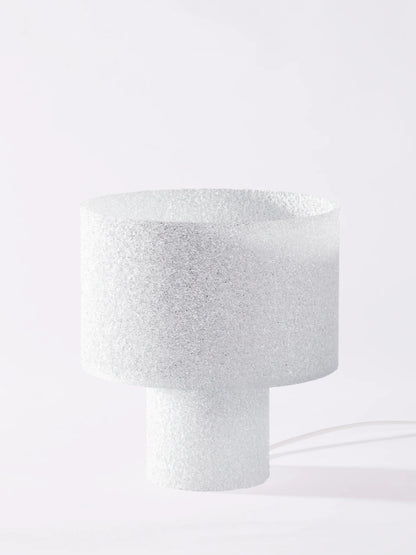 La lampe à poser Decembre par 91‑92 — lumière sculptée, douceur tactile - Caldeira