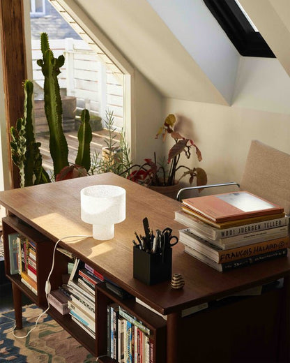 La lampe à poser Decembre par 91‑92 — lumière sculptée, douceur tactile - Caldeira