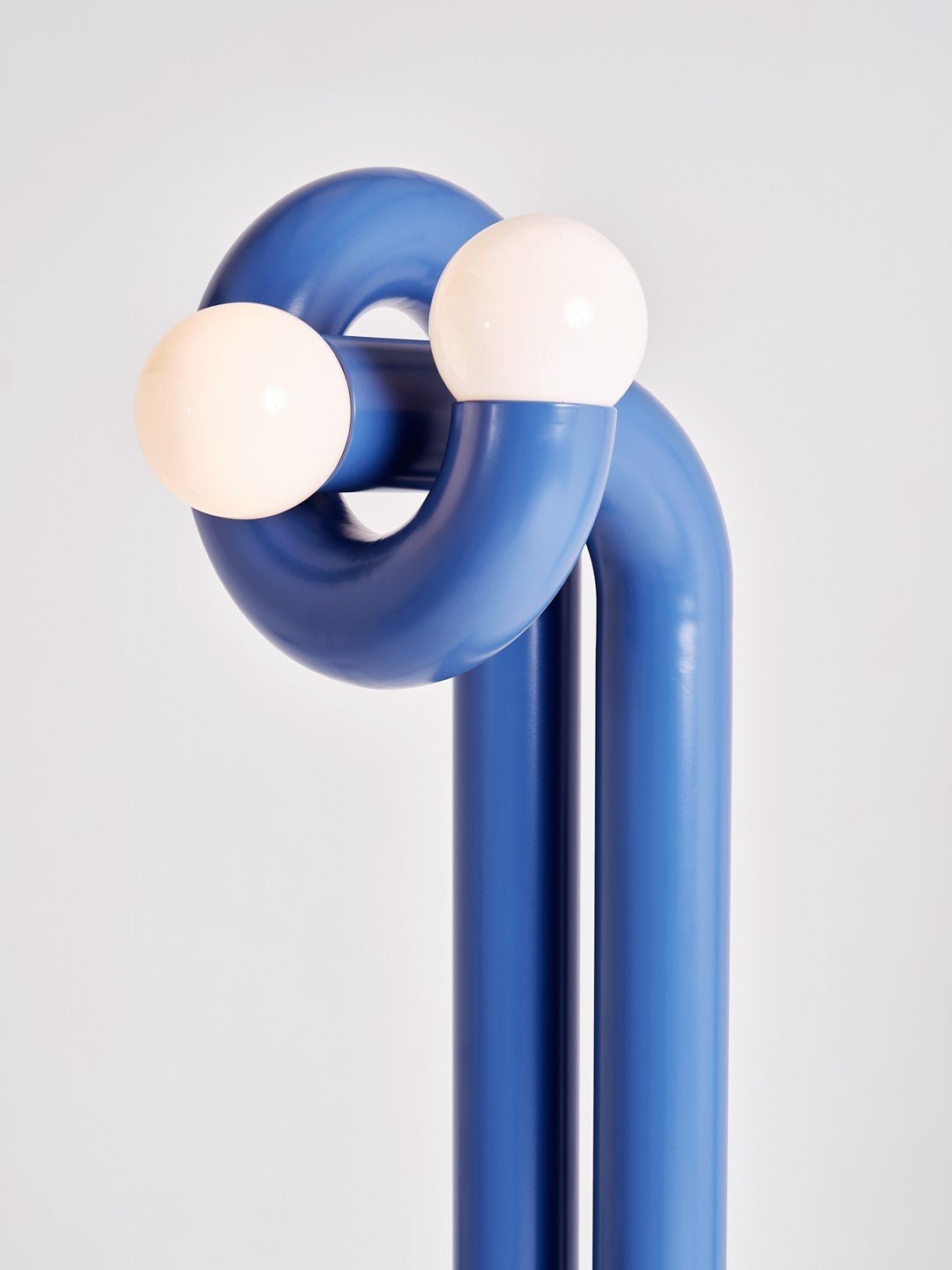 Lampadaire design Modulation 2 Axel Chay en acier laqué bleu et globes en verre opalin – Vue d’ensemble"