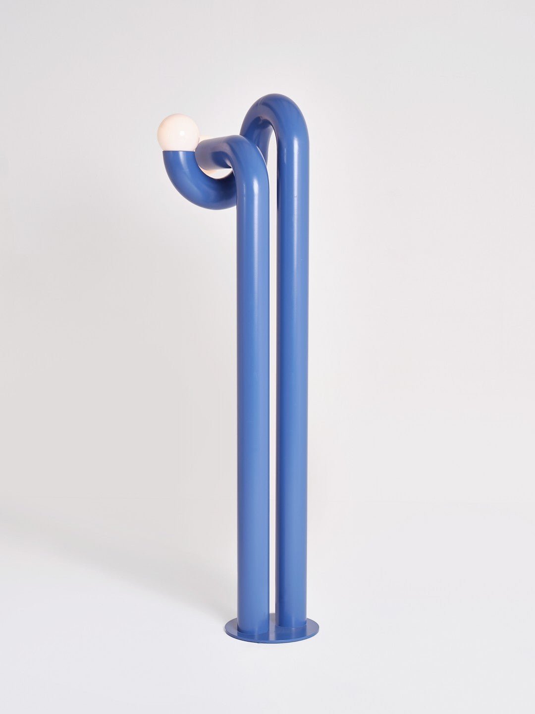 Détail des globes en verre opalin du lampadaire Modulation 2 par Axel Chay – Lumière douce et diffuse