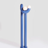 Courbes sculpturales du lampadaire Modulation 2 – Design d'Axel Chay, fabrication artisanale française