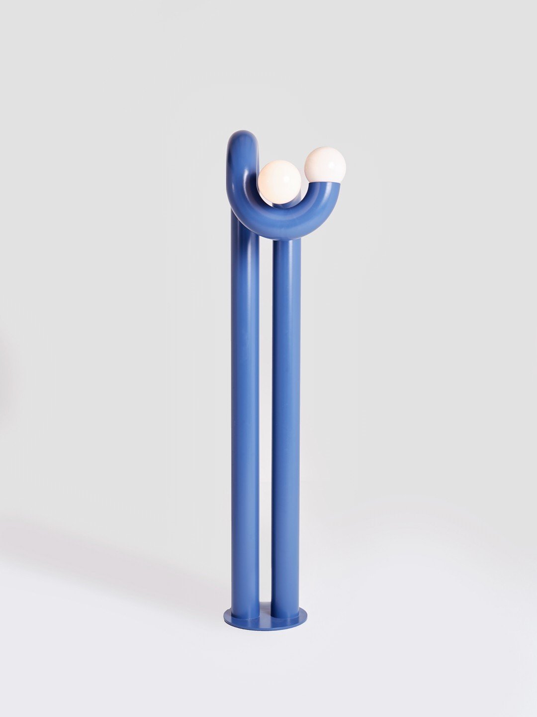 Courbes sculpturales du lampadaire Modulation 2 – Design d'Axel Chay, fabrication artisanale française