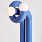Mise en situation du lampadaire Modulation 2 bleu dans un intérieur contemporain – Design par Axel Chay