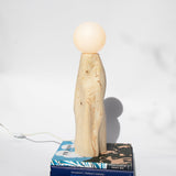 Lampe Cléo en pin sculpté - Maison Caldeira