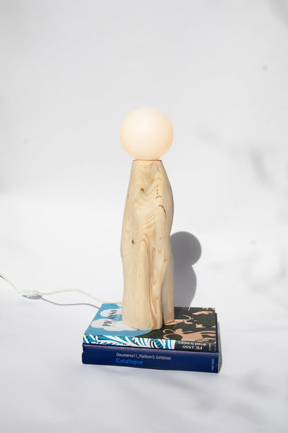 Lampe Cléo en pin sculpté - Alice Lahana - Méditerranée - Maison Caldeira