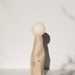 Lampe Cléo en pin sculpté - Maison Caldeira