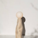 Lampe Cléo en pin sculpté - Maison Caldeira