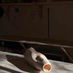 Lampe Cléo en pin sculpté - Maison Caldeira