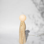 Lampe Cléo en pin sculpté - Maison Caldeira