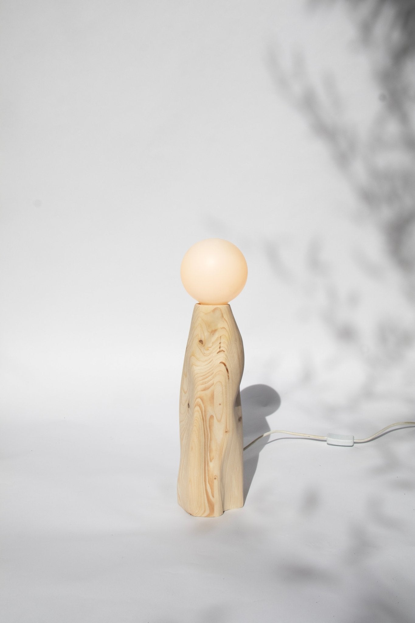 Lampe Cléo en pin sculpté - Alice Lahana - Méditerranée - Maison Caldeira