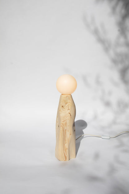 Lampe Cléo en pin sculpté - Alice Lahana - Méditerranée - Maison Caldeira
