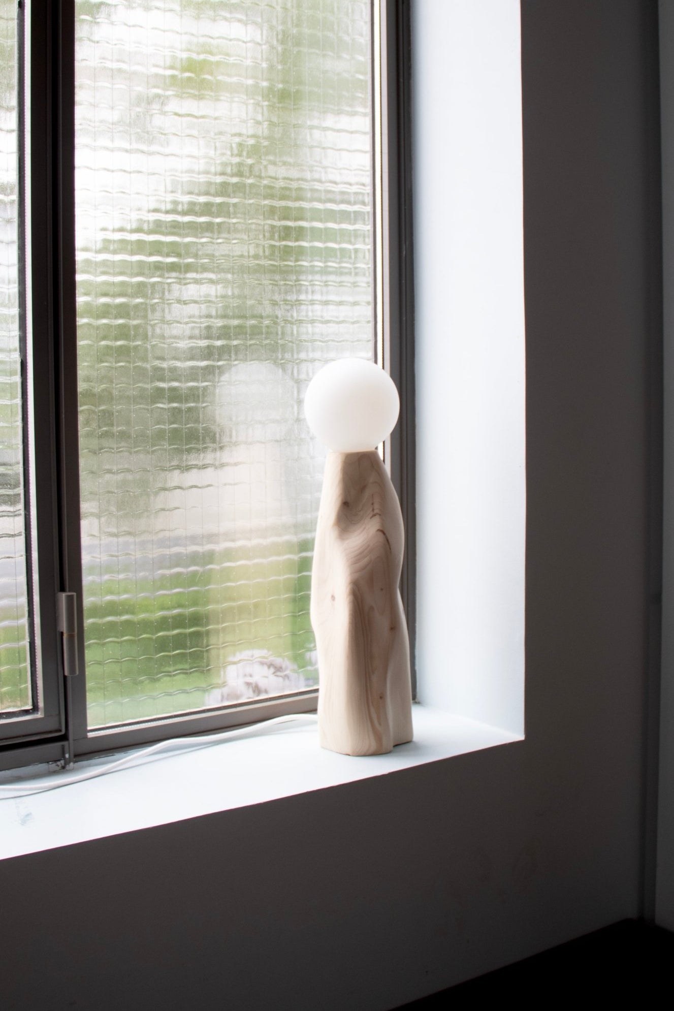 Lampe Cléo en pin sculpté - Maison Caldeira