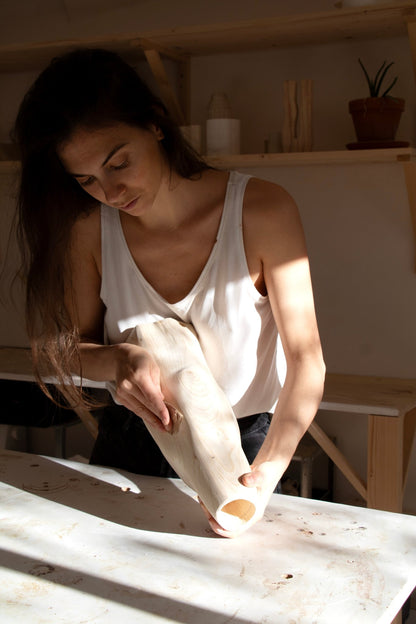 Lampe Cléo en pin sculpté - Alice Lahana - Méditerranée - Maison Caldeira