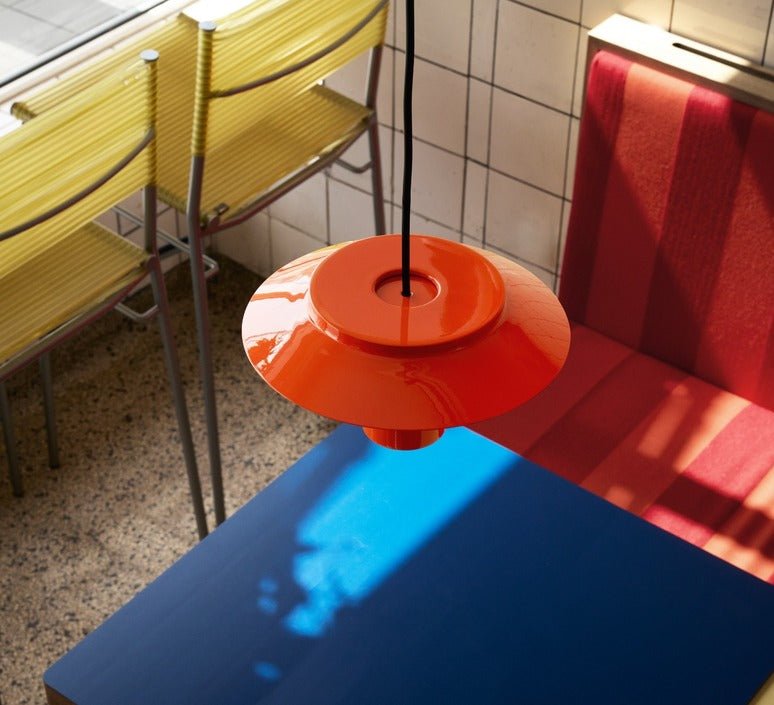 Mise en scène de la suspension Pholc Lille 24 Red Orange dans un intérieur design scandinave