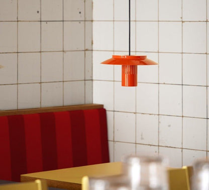 Suspension Pholc Lille 24 Red Orange installée au‑dessus d’une table à manger moderne