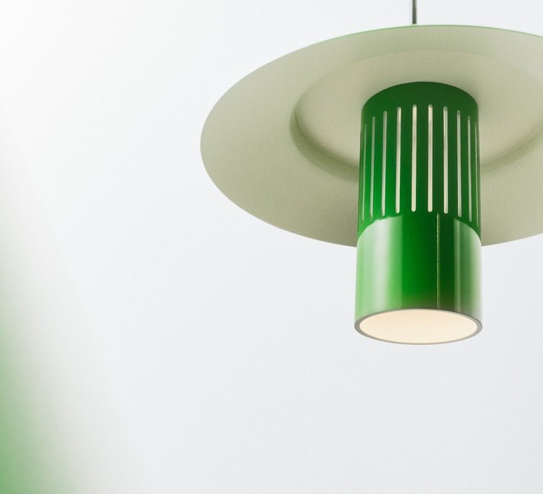 Suspension Lille 24 verte Pholc installée au‑dessus d’une table à manger moderne