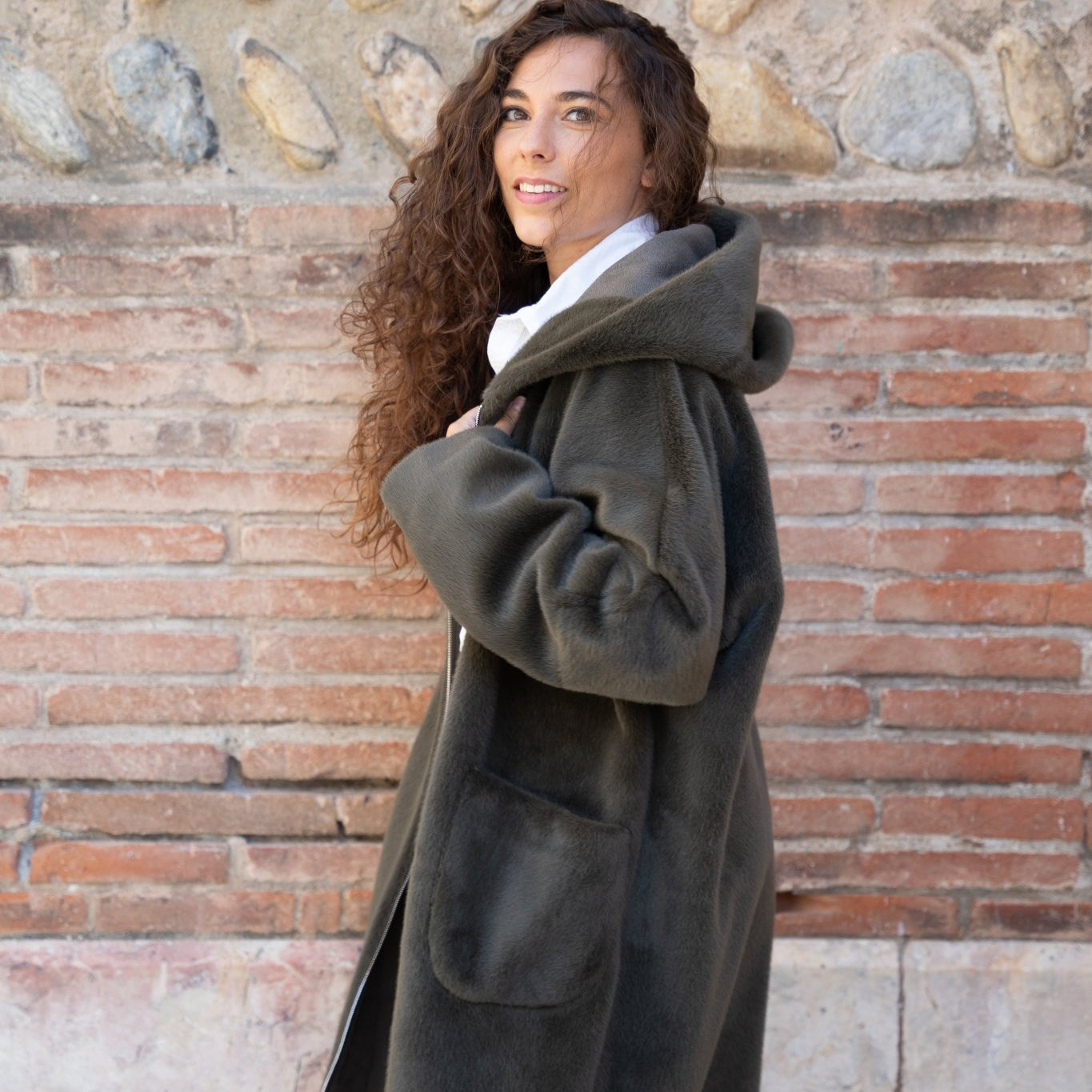 Manteau long en fausse fourrure à capuche kaki - Varsovie - Maison Caldeira