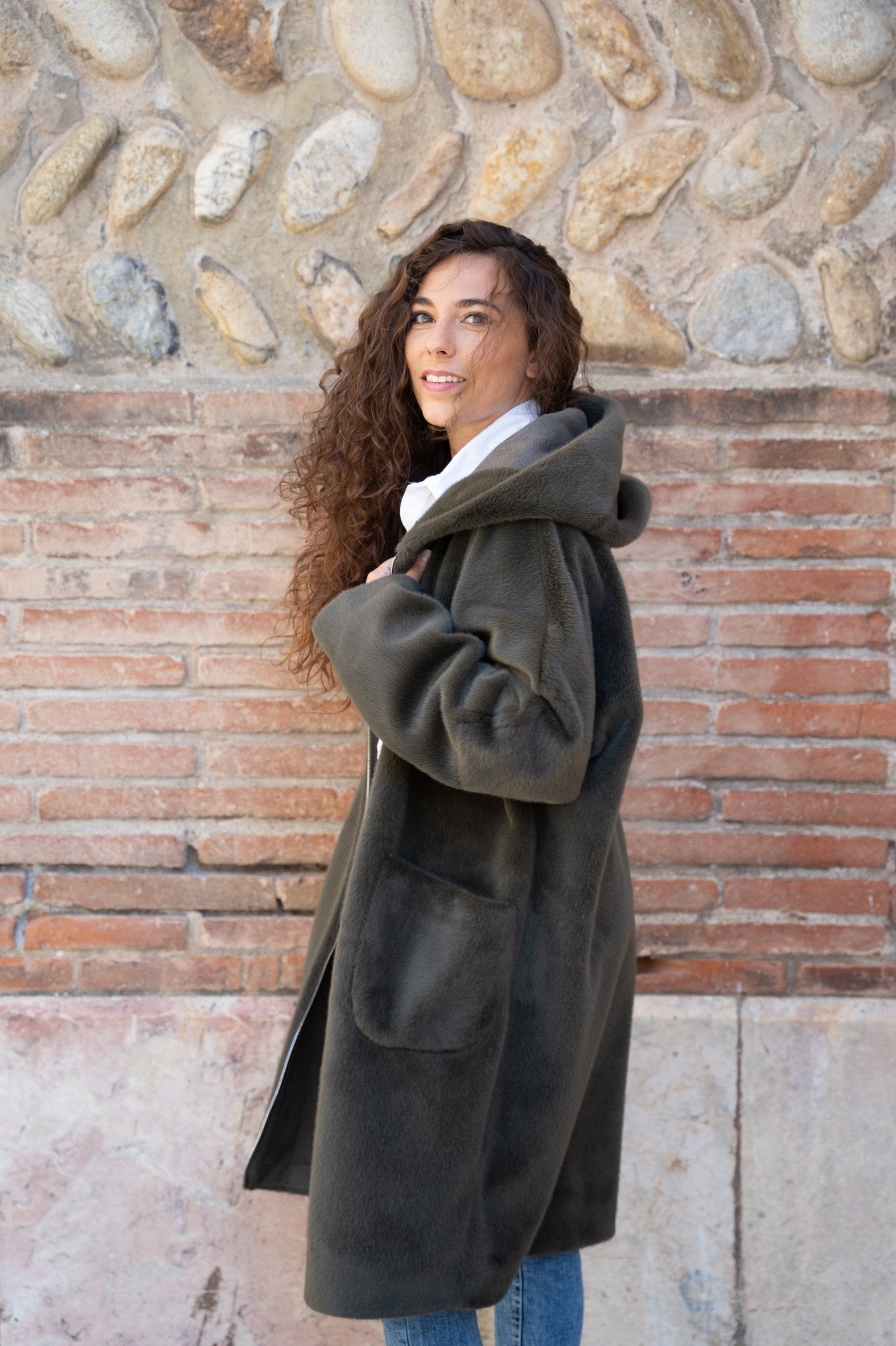 Manteau long en fausse fourrure à capuche kaki - Varsovie - Maison Caldeira