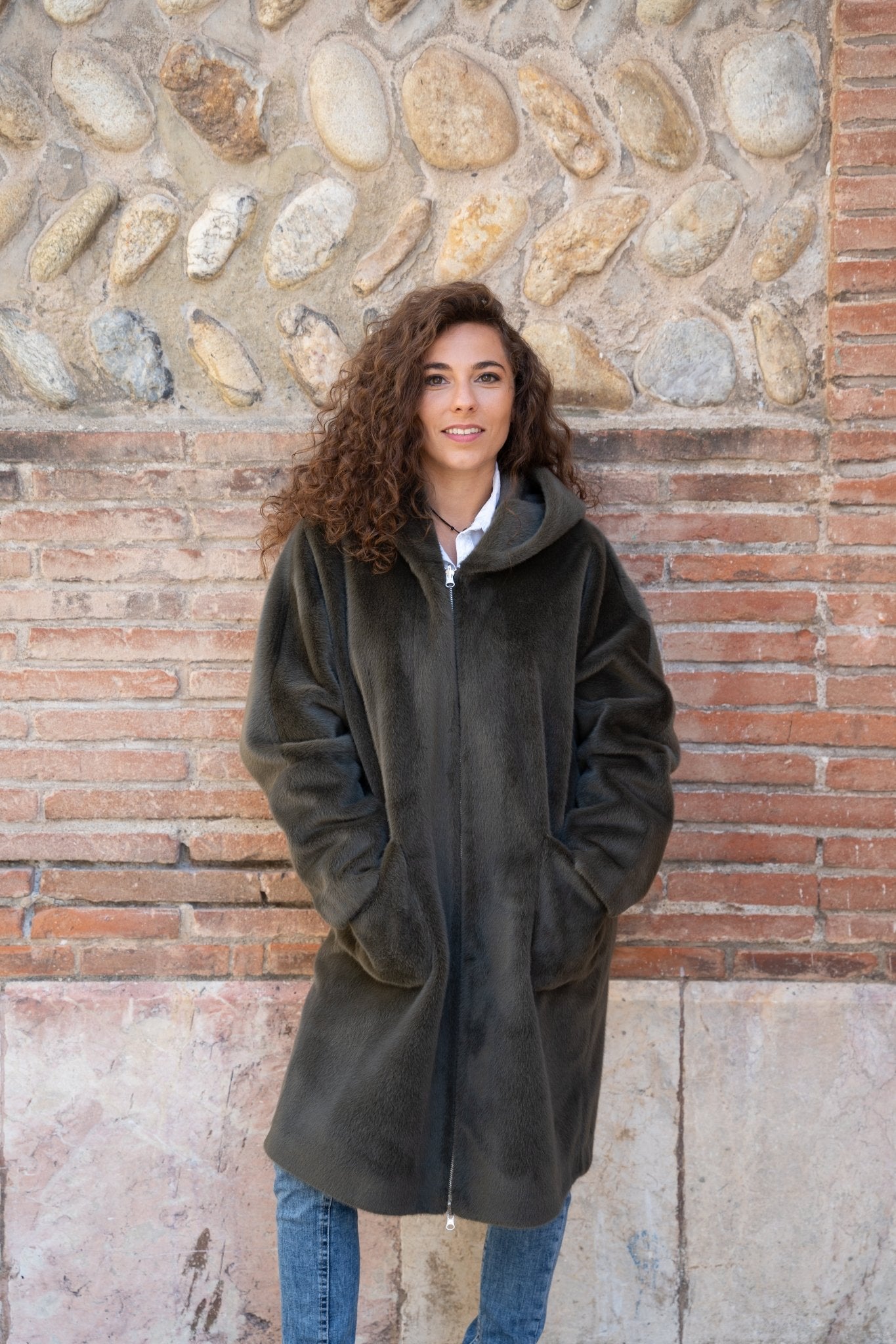 Manteau long en fausse fourrure à capuche kaki - Varsovie - Maison Caldeira