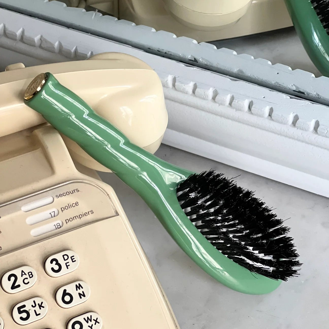 Petite Brosse à cheveux - N°1 L’UNIVERSELLE Vert Amande - Maison Caldeira