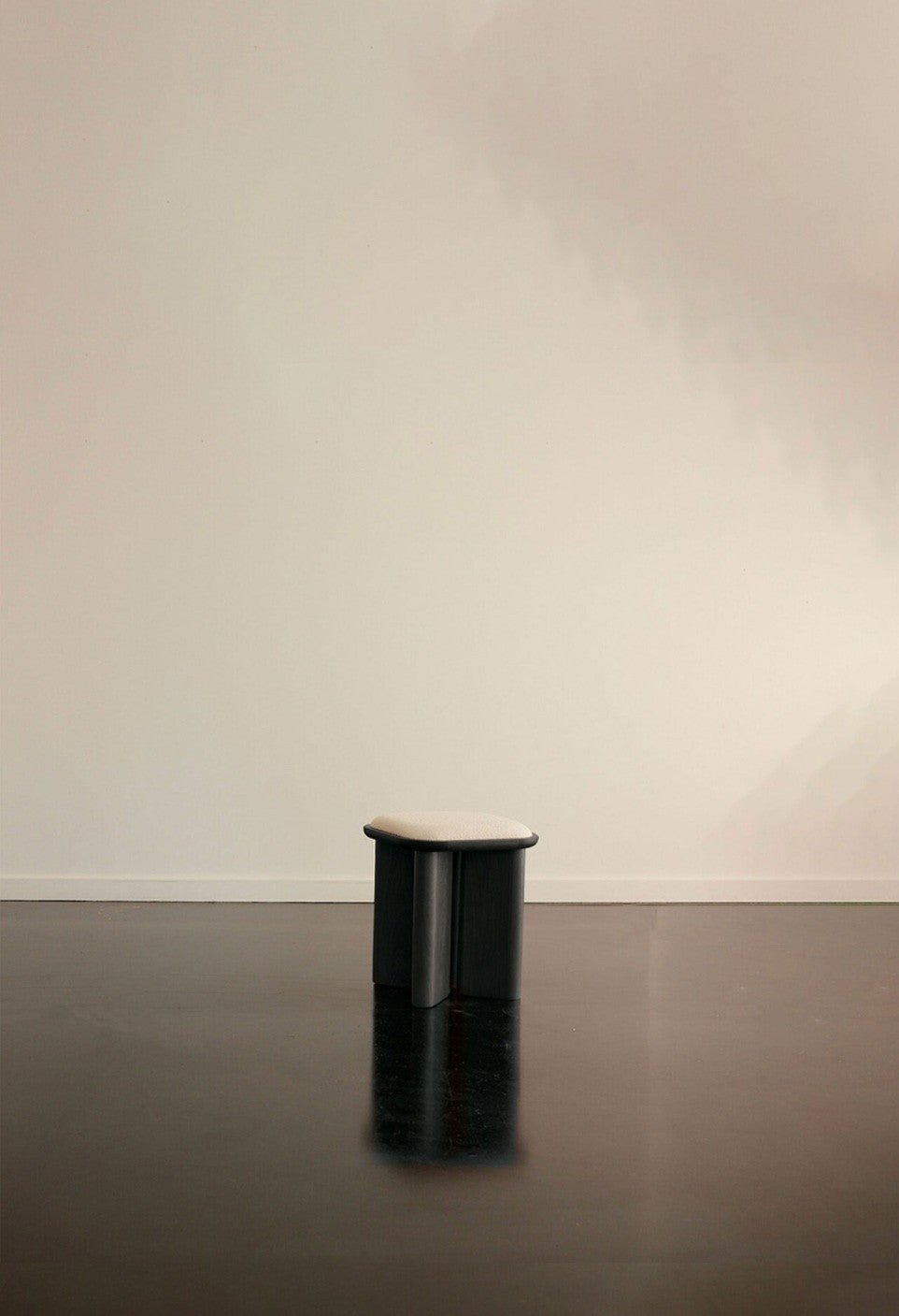 Pouf Lazare - Frêne Lasuré Noir - Maison Caldeira