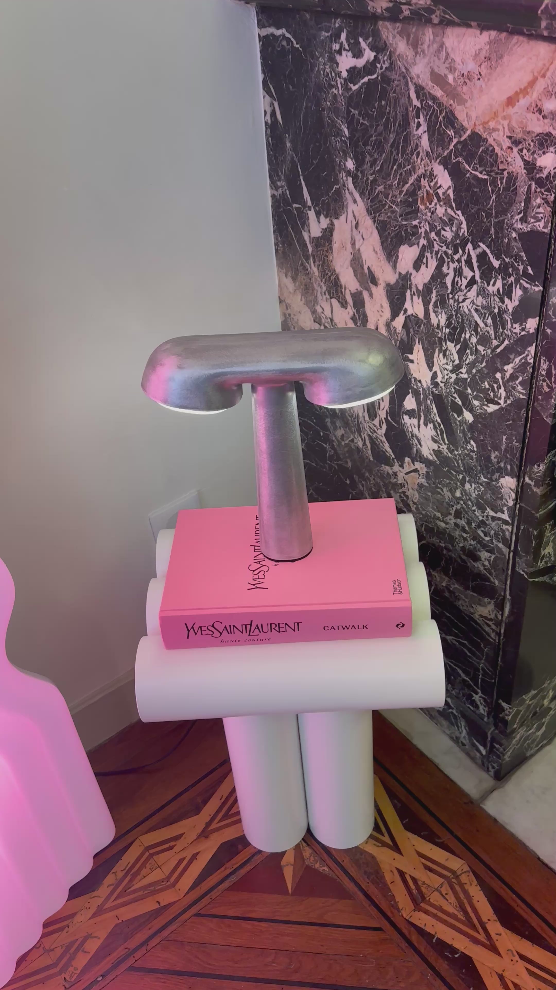 Charger la vidéo: Lampe TGV - Aluminum - Moustache - Design Contemporain - Maison Caldeira