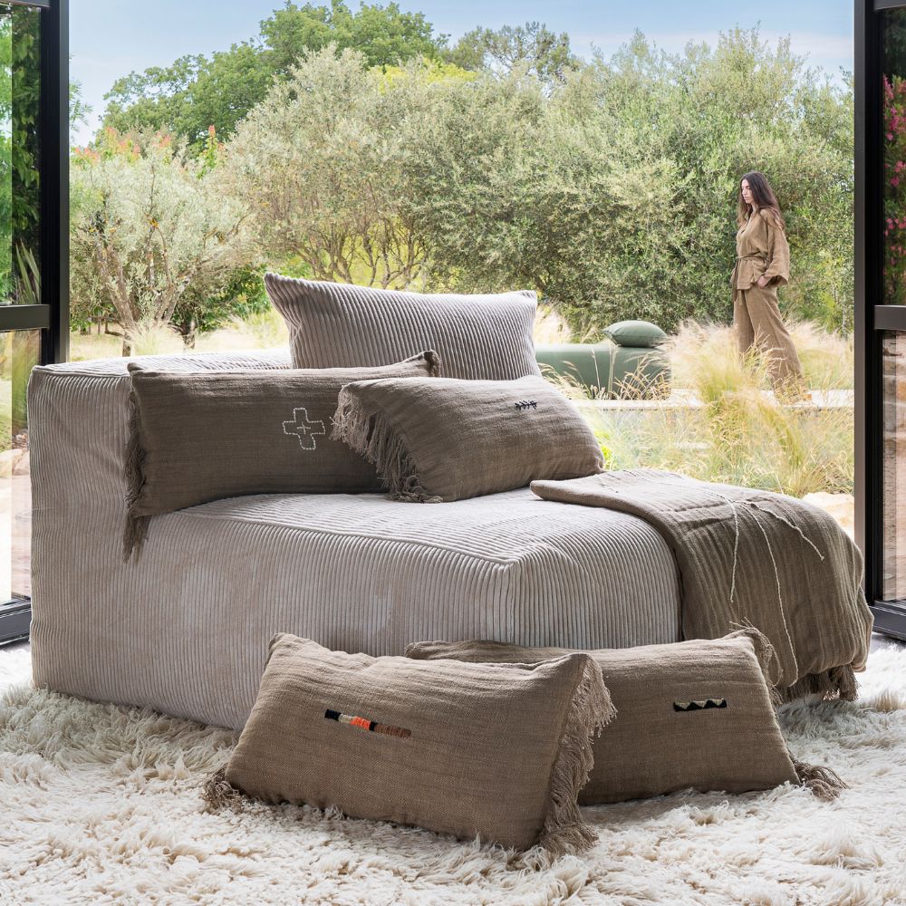 SLOW SOLO Ivory – chauffeuse velours côtelé sculpturale par Bed and Philosophy - Caldeira