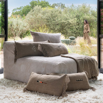 SLOW SOLO Ivory – chauffeuse velours côtelé sculpturale par Bed and Philosophy - Caldeira