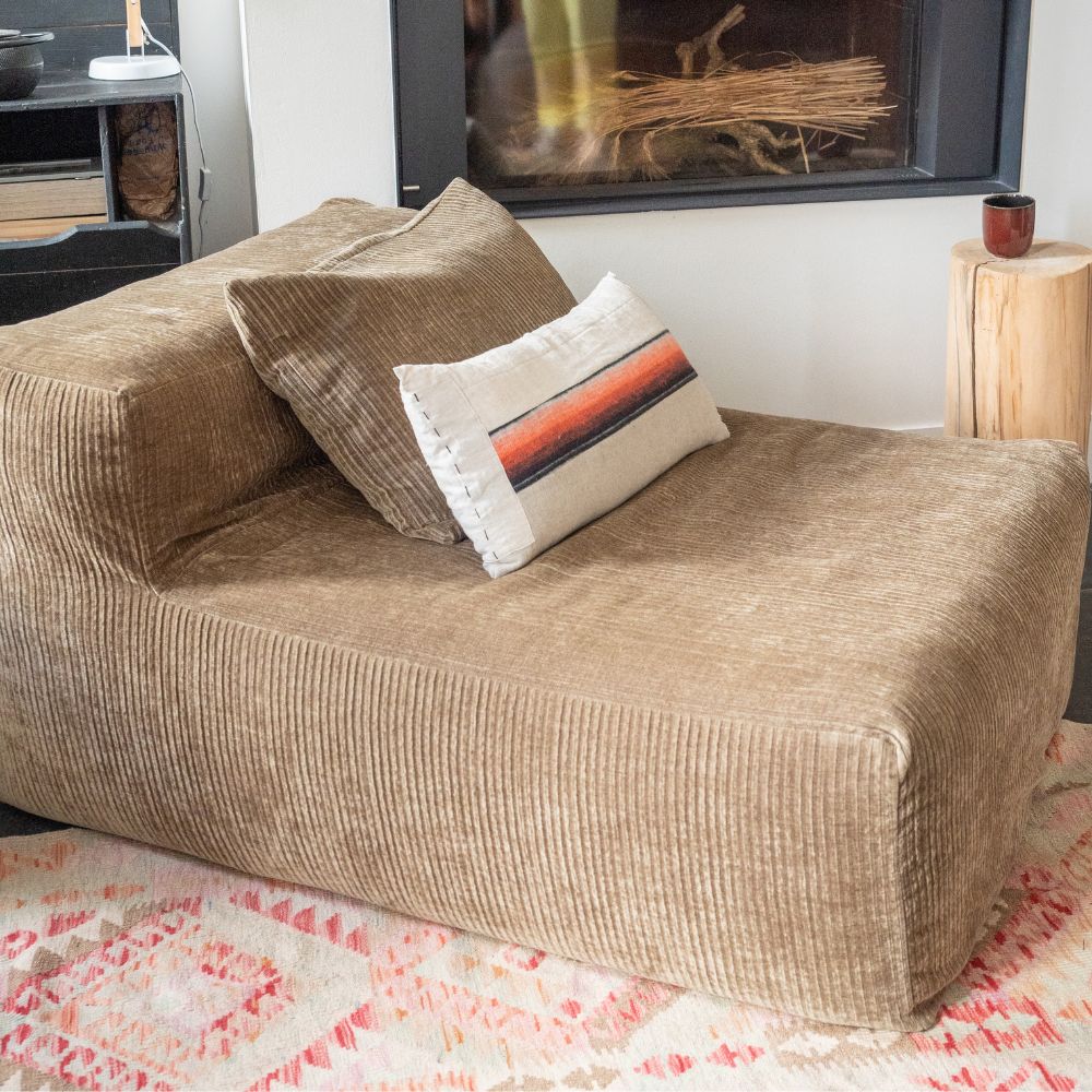 SLOW SOLO Ivory – chauffeuse velours côtelé sculpturale par Bed and Philosophy - Caldeira