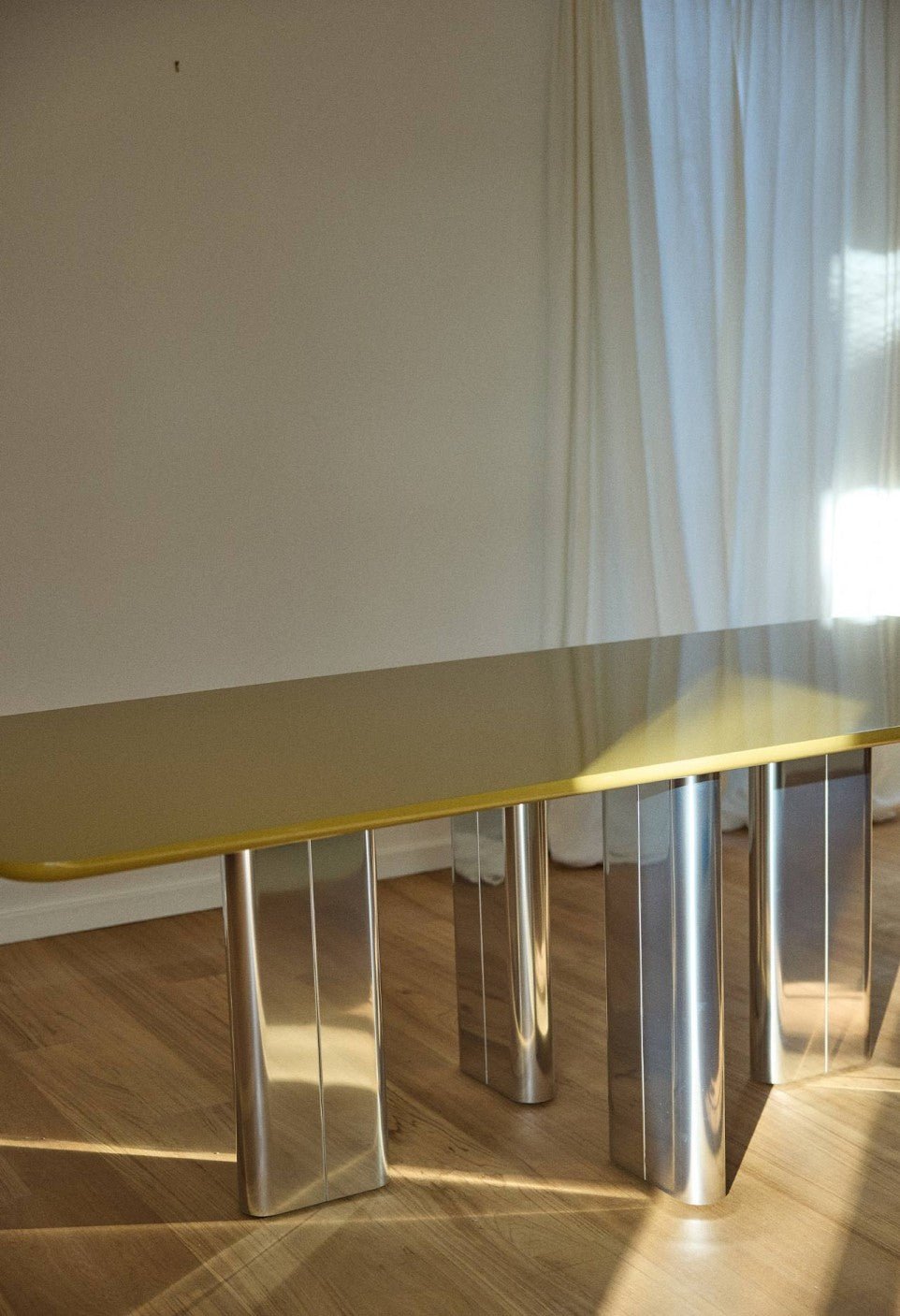 Table À Manger Chrysoline - Laqué Ambre - Maison Caldeira