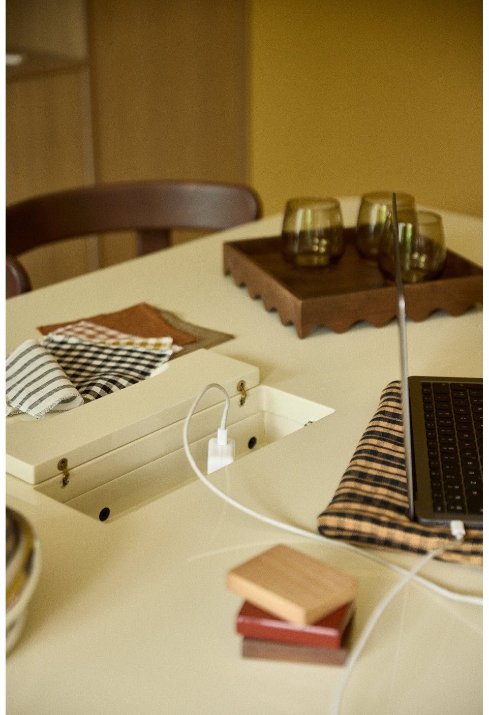 Table A Manger Rectangulaire Victoire - Finition Teck - Maison Caldeira