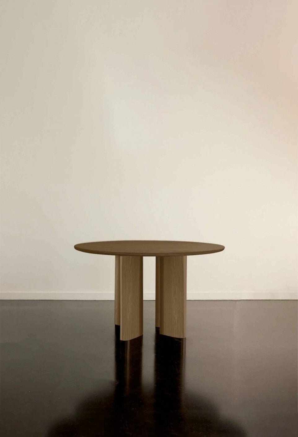 Table A Manger Ronde Joe - Frêne Finition Noyer - Maison Caldeira