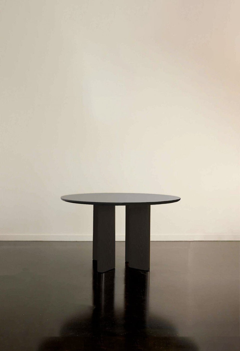Table A Manger Ronde Joe - Frêne Lasuré Noir - Maison Caldeira