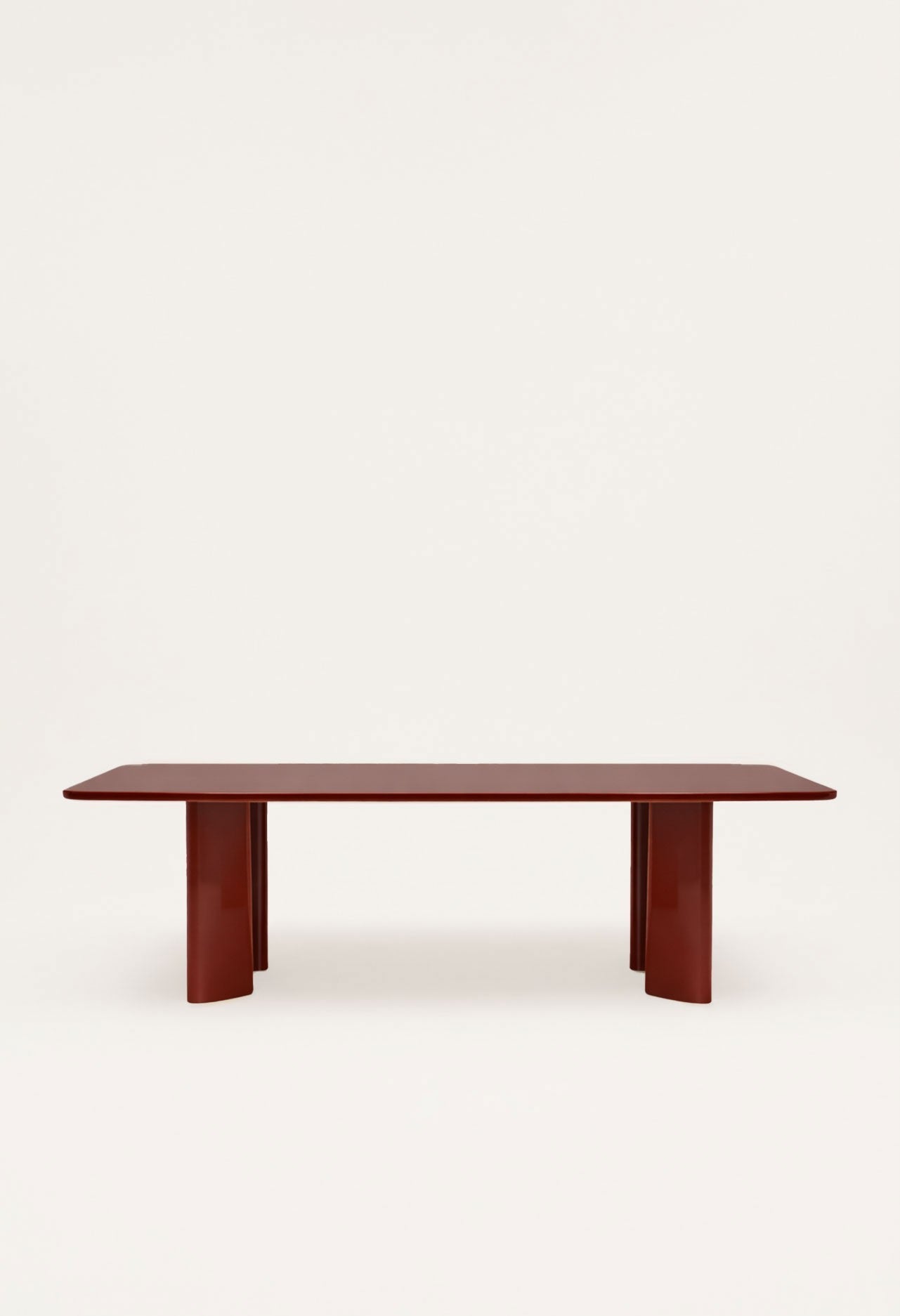 Table à manger Victoire en frêne laqué bordeaux – Gabrielle Paris - Caldeira