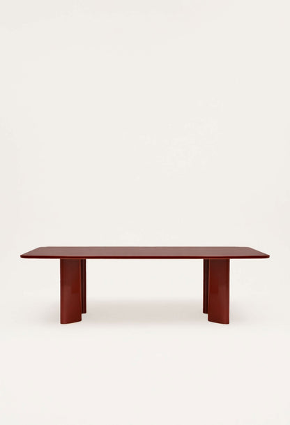 Table à manger Victoire en frêne laqué bordeaux – Gabrielle Paris - Caldeira