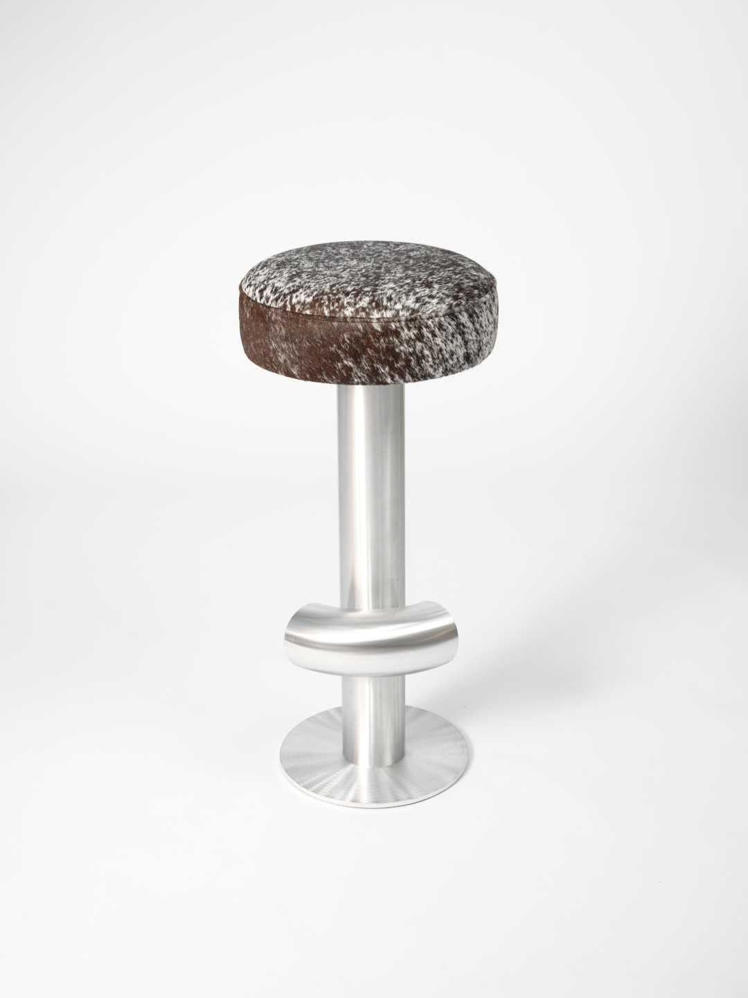 Tabouret de bar aluminum et vache - Axel Chay - Design Contemporain - Maison Caldeira