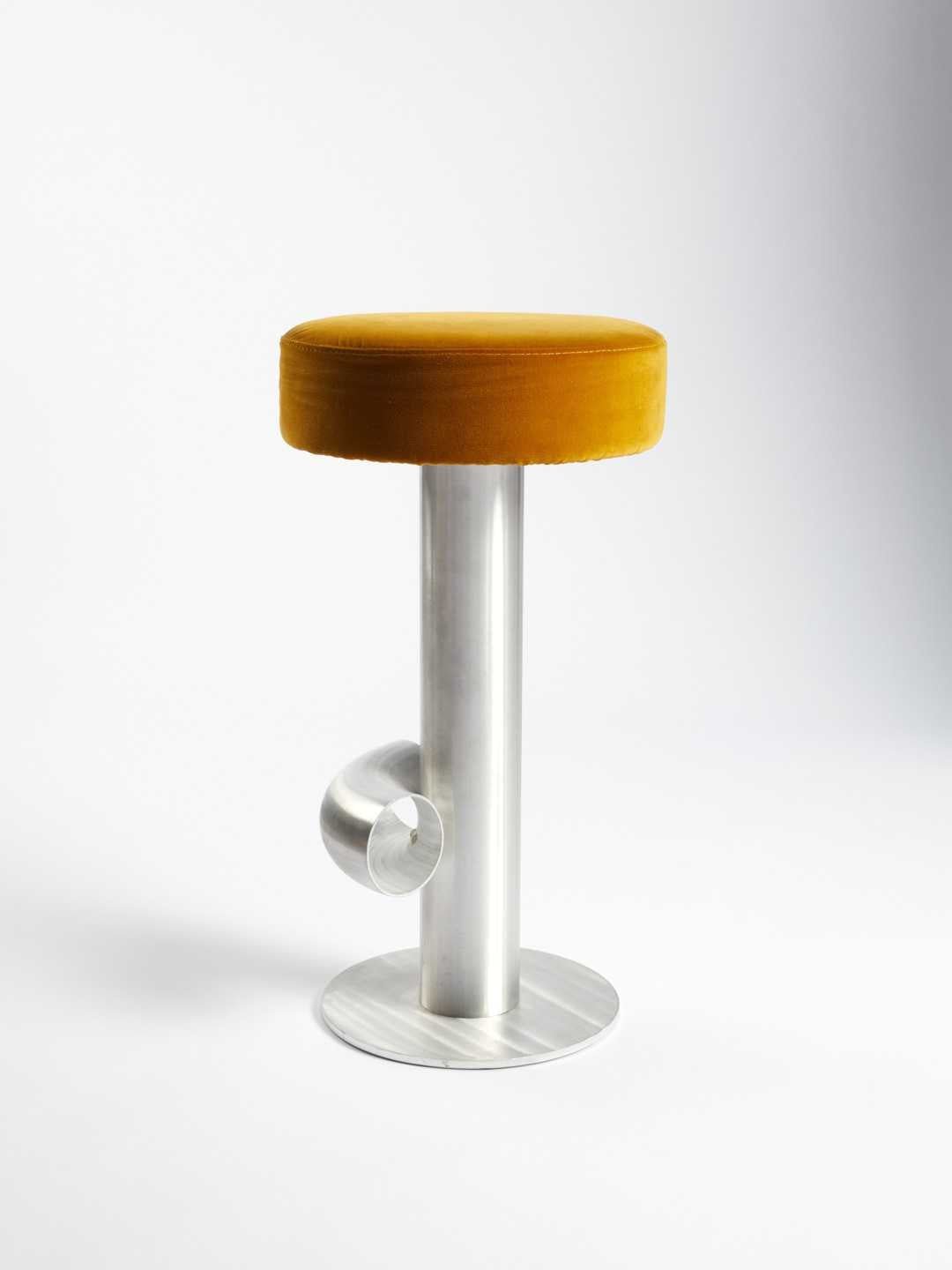 Tabouret de bar aluminum et velours ocre - Axel Chay - Design Contemporain - Maison Caldeira