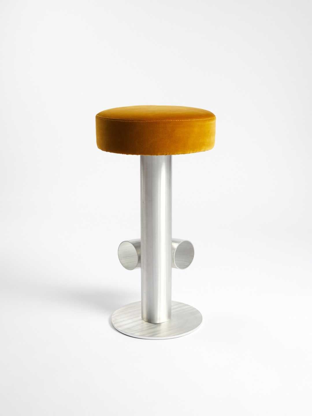 Tabouret de bar aluminum et velours ocre - Maison Caldeira